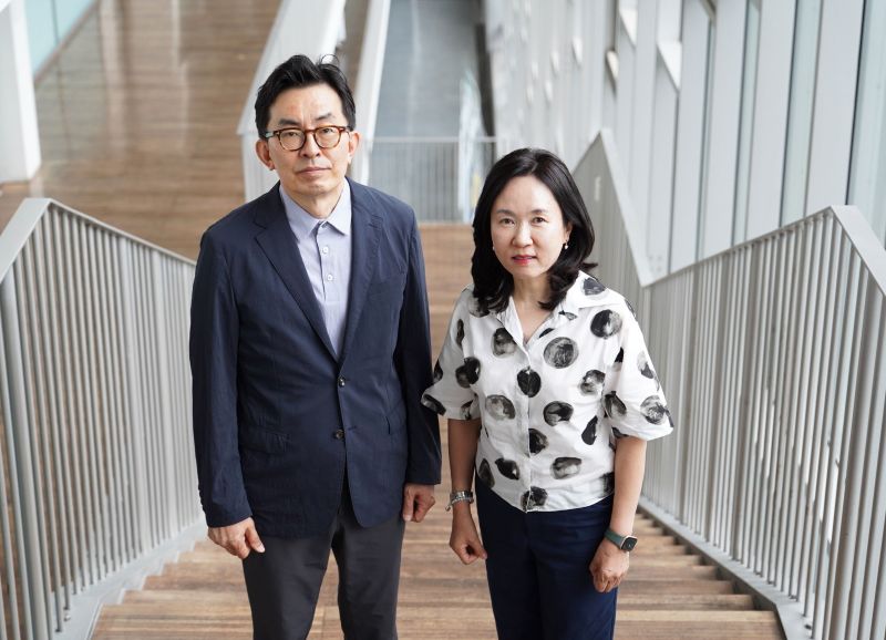 (왼쪽부터) 화학·나노과학전공 윤주영 교수, 약학대학 최선 교수 