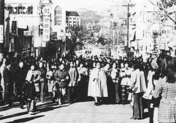 데모대의 선두에서 학생들을 보호하는 김옥길 총장