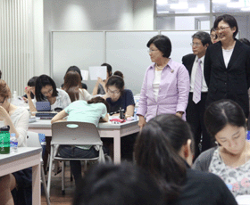 이화인들 힘내세요! 총장님 도서관 열람실 격려 방문