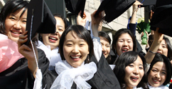 3706명의 이화인들, 세상속으로 성큼!