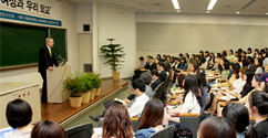 외교통상부 장관, 이화인들에 미래 외교의 주역이 되길 당부