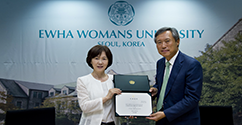 ㈜YBM 민영빈 회장과 정명숙 동문, 이화발전기금 쾌척
