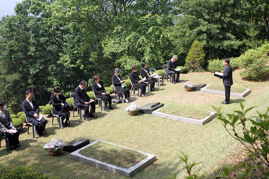 이화의 스승을 기리며, '이화수목원 스승 추모예배' 개최