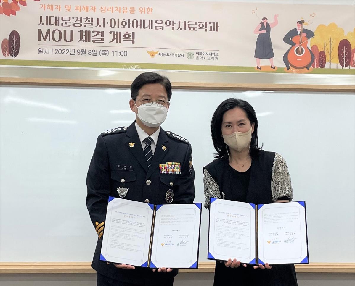  (From the left)Sun-Rae Lee,  Chief of Seodamun Police Station, Hyun Ju Chong, Director of Department of Music Therapy, Graduate School