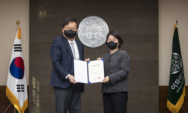 Shin Kyung Sik, the Executive Vice President for External Affairs, delivering a plaque to Choi Jung Hyun, Professor of the Department of Environmental Science and Engineering of Ewha ELTEC College of Engineering