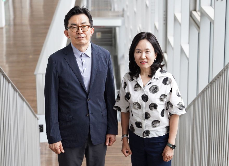 (왼쪽부터) 화학·나노과학전공 윤주영 교수, 약학대학 최선 교수 